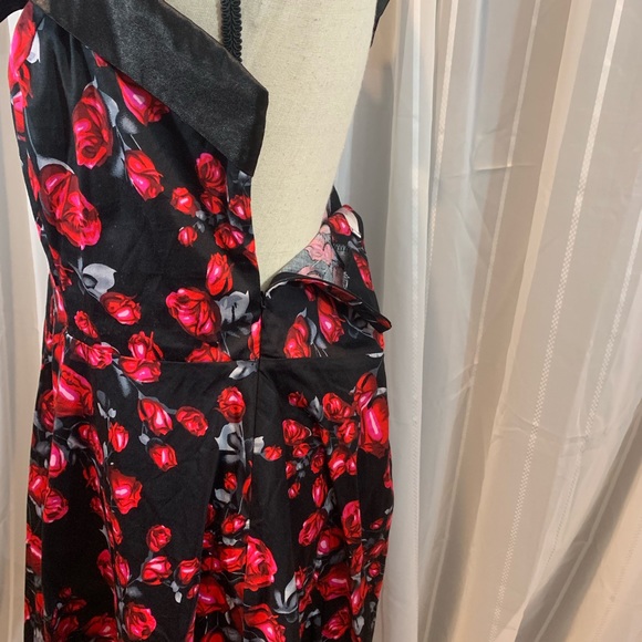 Retro style dress. Black w/ red roses design. XXXL - Picture 4 of 7